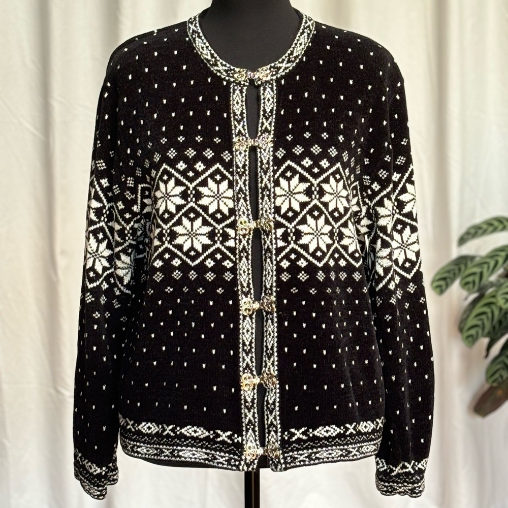 Black and white winter sweater with decorative silver tone clasps. Large